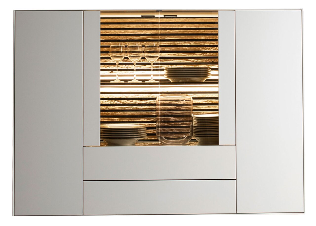 Schöner Wohnen Highboard YONNA Frontale Ansicht eines modernen Highboards mit beleuchtetem Glaseinsatz, gefüllt mit Geschirr und Gläsern.