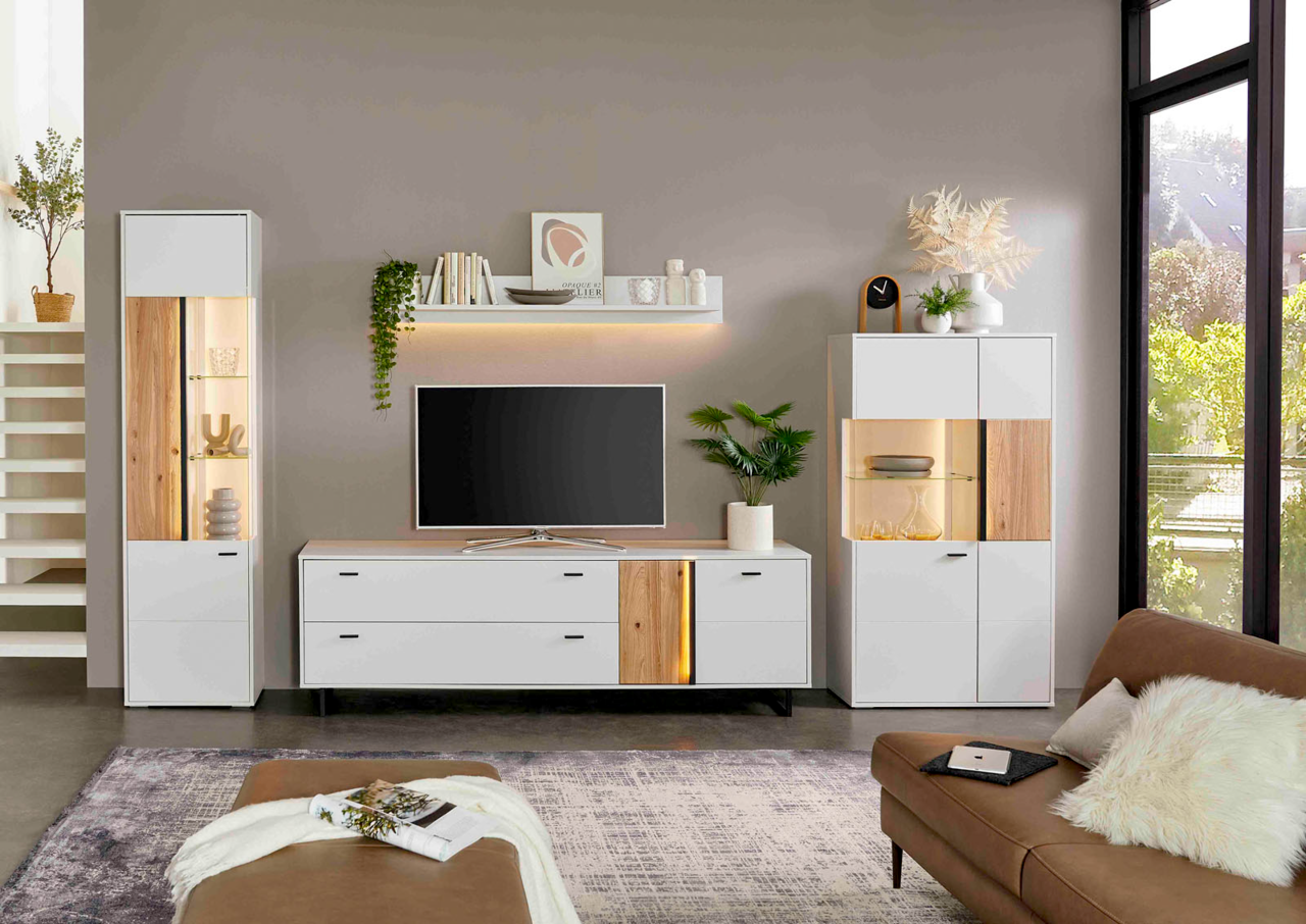 Moderne Wohnzimmermöbel mit LED-Beleuchtung, bestehend aus einem Highboard links, einem TV-Lowboard in der Mitte und einem Highboard rechts, in einer hellen, stilvollen Umgebung. Frontalansicht.