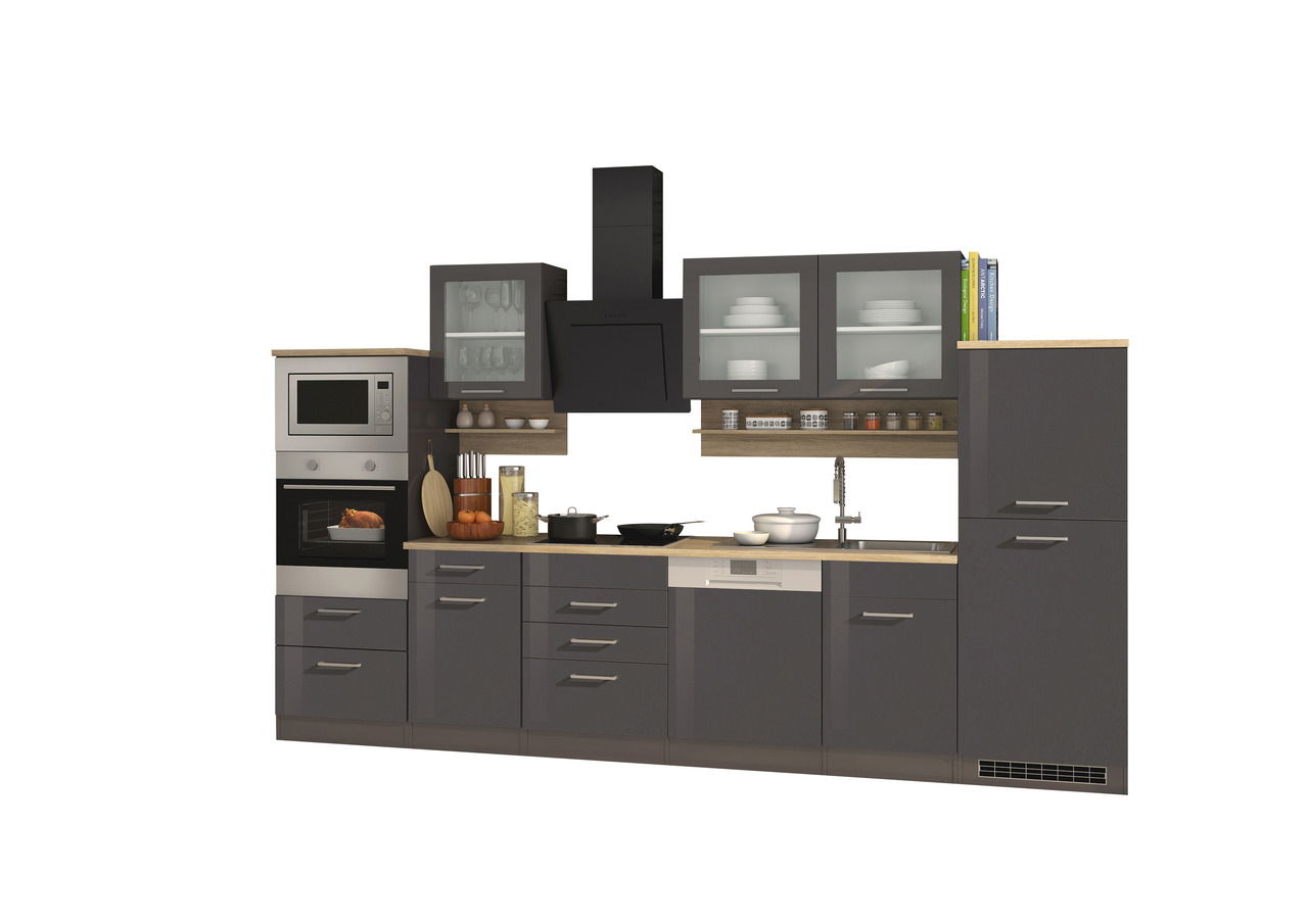 Moderne Küchenzeile in dunklem Design mit eingebauten Elektrogeräten, Schränken und Regalen, frontal betrachtet.