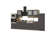 Moderne Küchenzeile in dunklem Design mit eingebauten Elektrogeräten, Schränken und Regalen, frontal betrachtet.