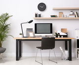 Schwarze Tischleuchte Regina auf einem modernen Schreibtisch, seitliche Perspektive