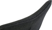 Nahaufnahme der oberen Rückenlehne eines dunkelgrauen, stoffbezogenen Stuhls mit feiner Webstruktur, schräg von der Seite/oben fotografiert.