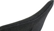Nahaufnahme der oberen Rückenlehne eines dunkelgrauen, stoffbezogenen Stuhls mit feiner Webstruktur, schräg von der Seite/oben fotografiert.