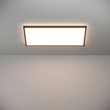 Rechteckige LED-Deckenleuchte ROVITO, von unten betrachtet, mit warmem Lichtschein an der Decke.