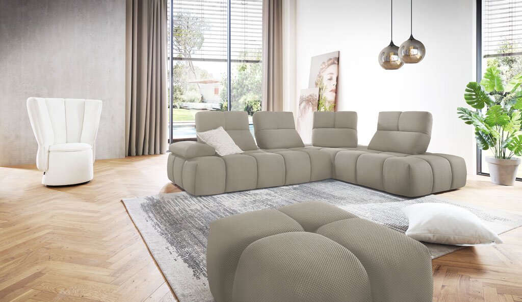 Modernes, niedriges Ecksofa in Hellgrau mit verstellbaren Kopfstützen in einem hellen Wohnzimmer, Vorderansicht aus leicht schräger Perspektive.