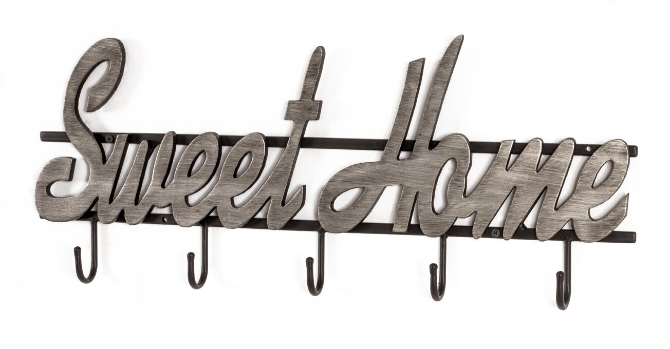 Wandgarderobe aus Metall mit Schriftzug „Sweet Home“ und fünf Haken, Frontansicht vor weißem Hintergrund