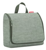 Grüne Kulturtasche in Seitenansicht mit Reißverschluss und Tragegriff, Modell 'toiletbag XL twist sage'.