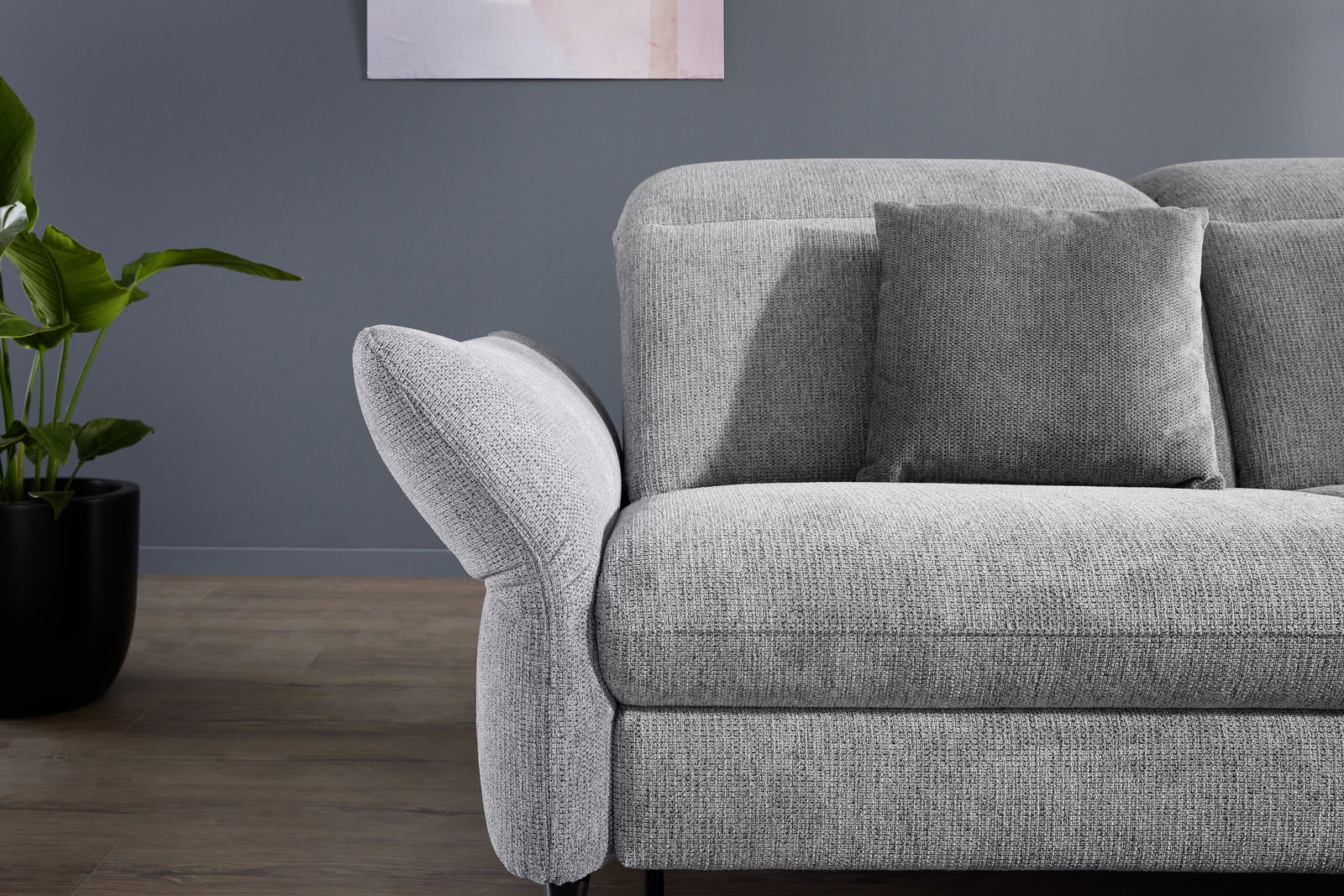 Graue Polsterrundecke mit Kissen, seitliche Perspektive, moderne Einrichtung
