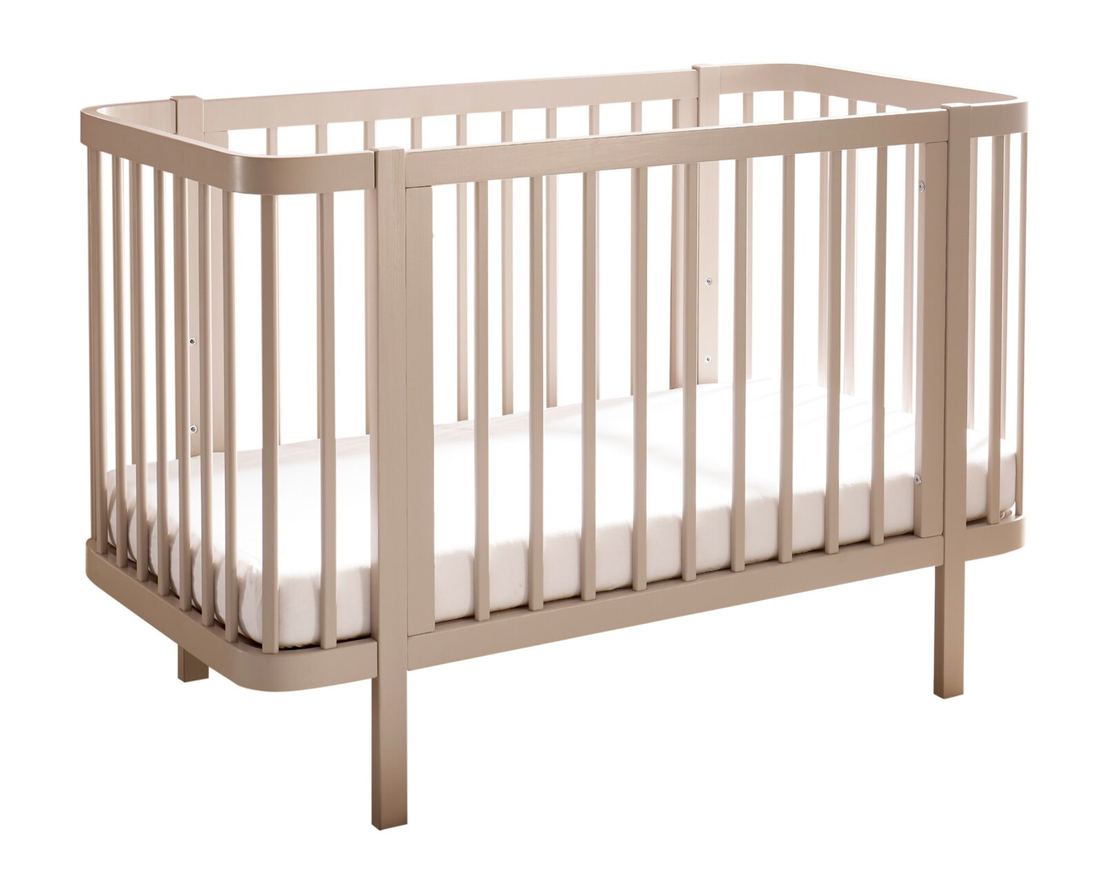 MyBaby Babybett SPICE/PEPPINI Beiges Babybett aus Holz mit Rundstäben und Matratze, freigestellt vor weißem Hintergrund, Ansicht schräg von vorne (3/4-Perspektive).