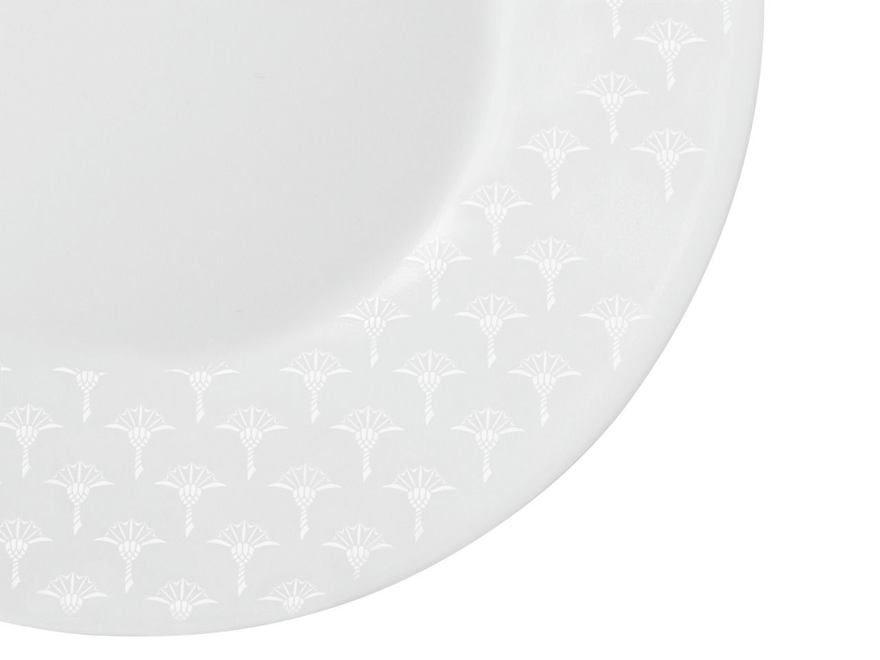 Nahaufnahme eines weißen Frühstückstellers mit dezentem Muster am Rand, von oben fotografiert.