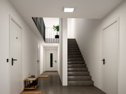 Modernes, helles Treppenhaus mit weißer Decke, quadratischer LED-Deckenleuchte, grauer Treppe und Flur mit Türen; Perspektive: Frontalansicht aus Augenhöhe in den Flur Richtung Treppe.