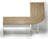 L-förmiger Wangenschreibtisch mit Holzoptik von oben betrachtet, kombiniert mit weißen Elementen.