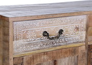 Nahaufnahme einer Holzkommode mit dekorativen weißen Mustern und einem antiken Metallgriff, seitliche Perspektive.