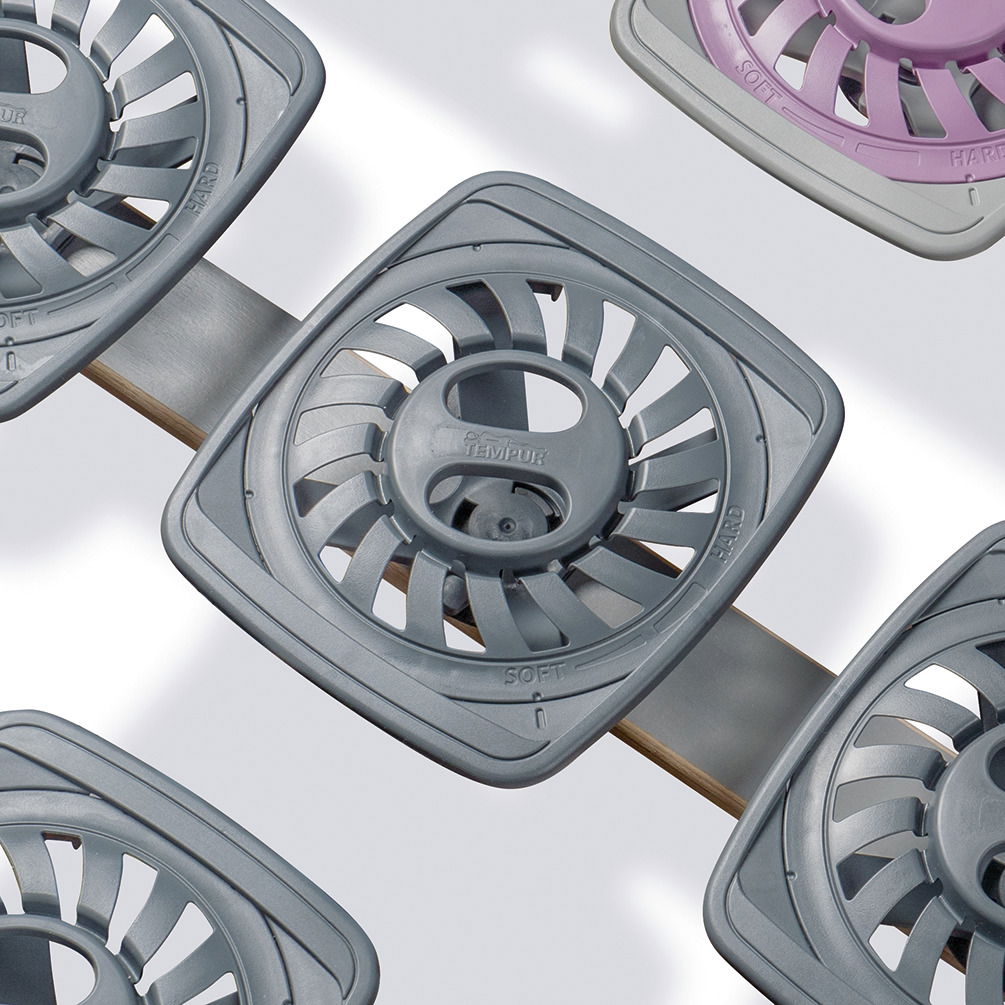 Nahaufnahme von Tempur Systemrahmen PREMIUM FLEX 2000 mit grauen und lila flexiblen Elementen, aus der Vogelperspektive.