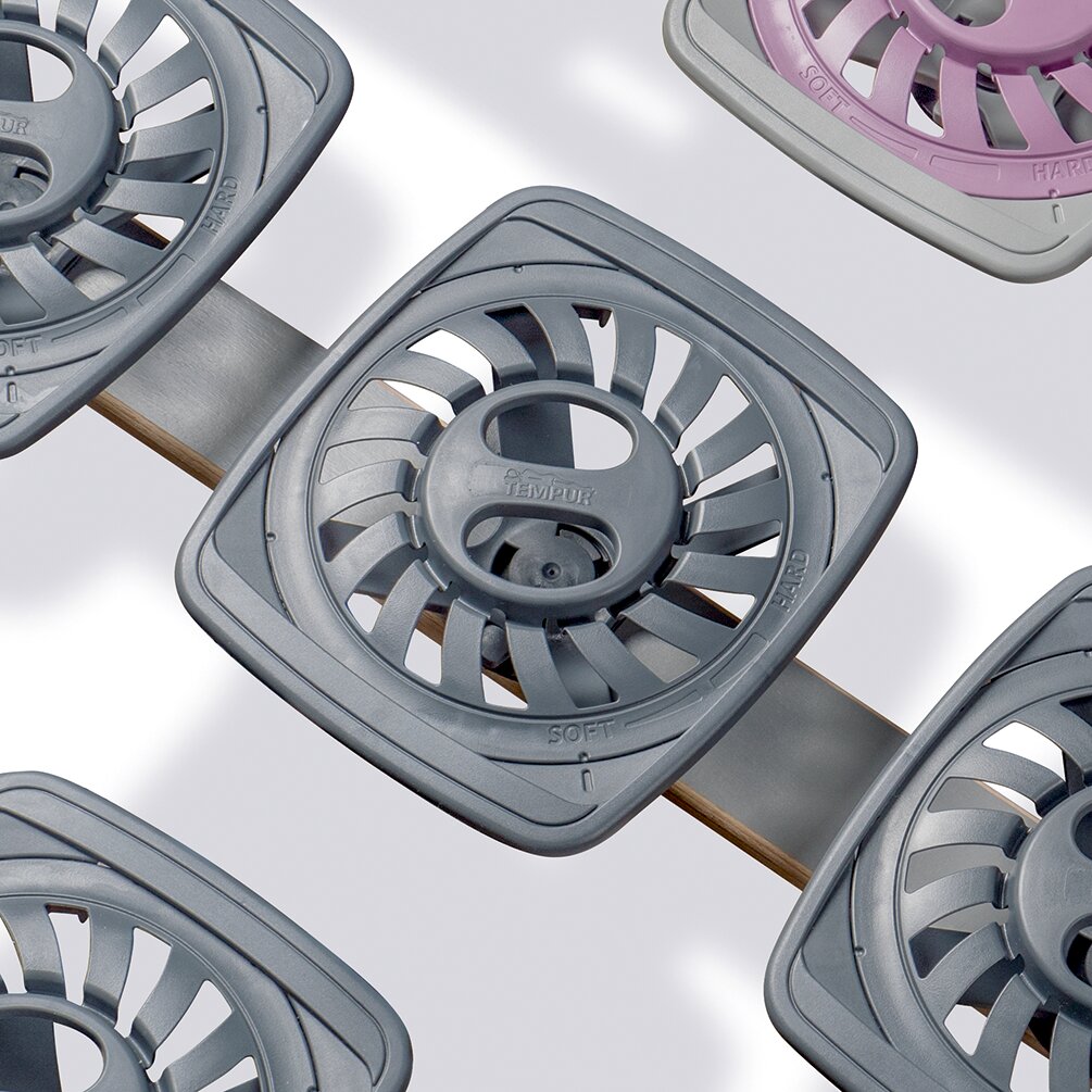 Nahaufnahme von Tempur Systemrahmen PREMIUM FLEX 2000 mit grauen und lila flexiblen Elementen, aus der Vogelperspektive.