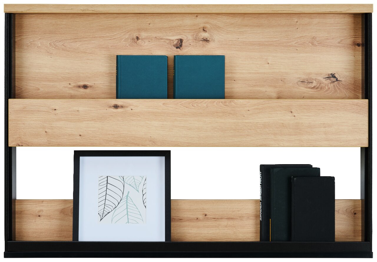 Houten hangplank met twee vakken, gevuld met boeken en een ingelijste foto, vooraanzicht