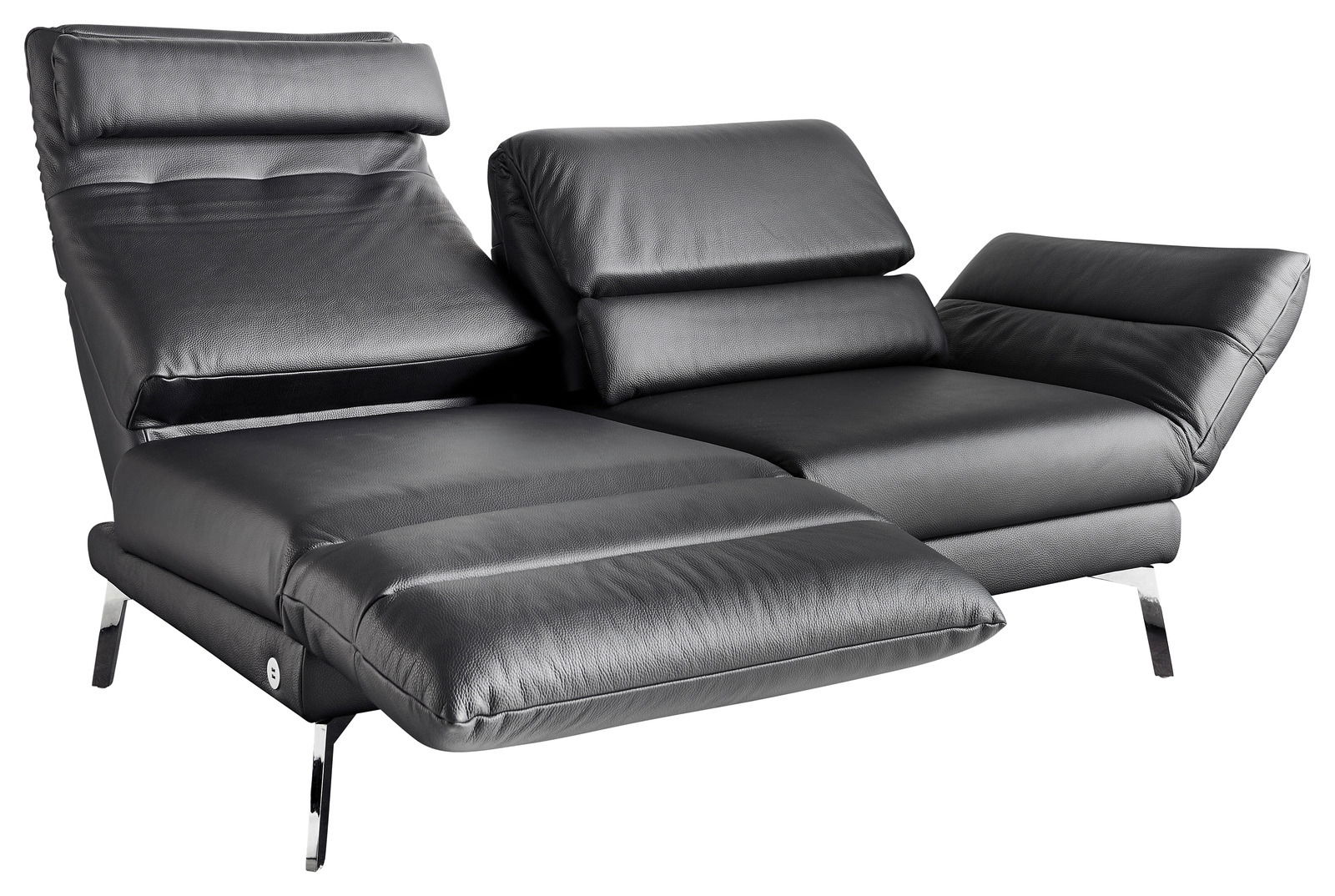 Modernes schwarzes Ledersofa mit verstellbaren Rückenlehnen und Metallfüßen, seitliche Perspektive