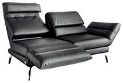 Modernes schwarzes Ledersofa mit verstellbaren Rückenlehnen und Metallfüßen, seitliche Perspektive