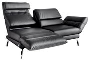 Modernes schwarzes Ledersofa mit verstellbaren Rückenlehnen und Metallfüßen, seitliche Perspektive