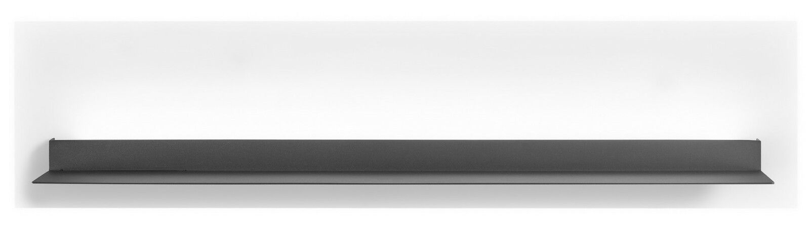 Set one by Musterring Wandboard DELTONA Schwarzes Wandboard aus Metall, frontal fotografiert, minimalistisch und modern.