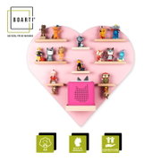 Herzförmiges BOARTI Wandregal in Rosa mit mehreren kleinen Holzablagen für Tonie-Figuren und einer großen Ablage für eine Musikbox, Frontansicht.