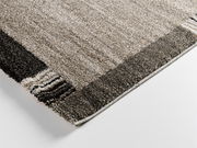 Nahaufnahme einer Ecke des Teppichs Castle Flora, ca. 140x200cm, mit einem modernen, mehrfarbigen Design in Erdtönen. Perspektive von oben.