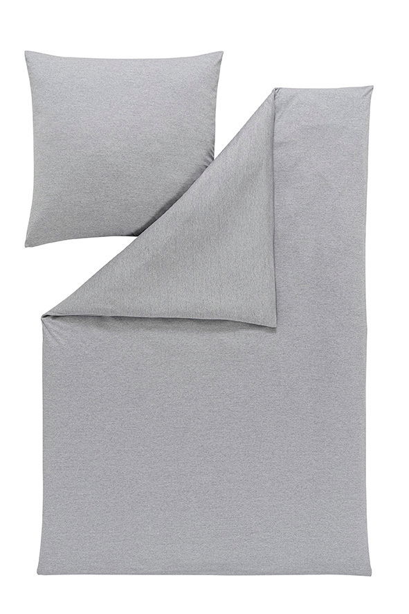 Graue Bettwäsche-Set bestehend aus einem Kissenbezug und einem Bettdeckenbezug, von oben betrachtet.