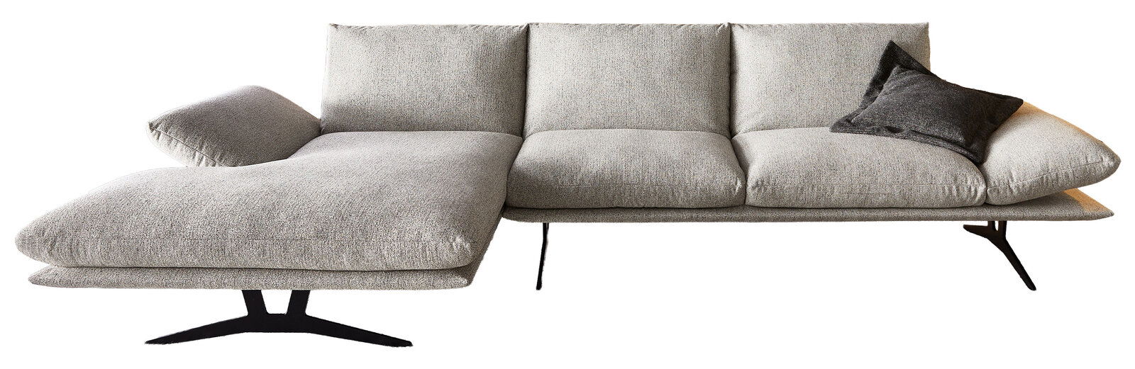 Modernes hellgraues Stoff-Ecksofa mit linker Ottomane, breiten Armlehnen und schwarzen Metallfüßen, seitliche Ansicht vor weißem Hintergrund
