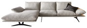 Modernes hellgraues Stoff-Ecksofa mit linker Ottomane, breiten Armlehnen und schwarzen Metallfüßen, seitliche Ansicht vor weißem Hintergrund