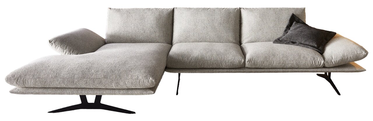Modernes hellgraues Stoff-Ecksofa mit linker Ottomane, breiten Armlehnen und schwarzen Metallfüßen, seitliche Ansicht vor weißem Hintergrund