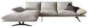 Modernes hellgraues Stoff-Ecksofa mit linker Ottomane, breiten Armlehnen und schwarzen Metallfüßen, seitliche Ansicht vor weißem Hintergrund