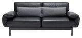 Schwarze dreisitzige Sofabank aus Leder mit grauem Kissen, Frontalansicht