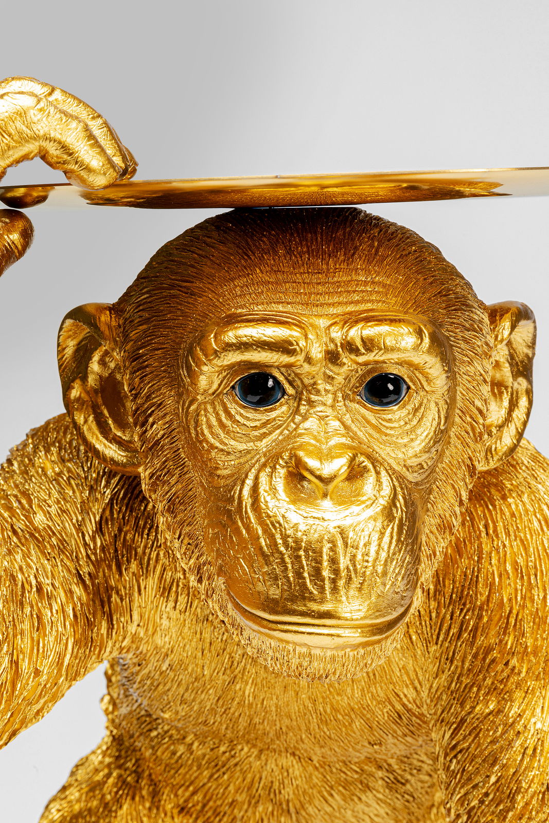 Goldene Deko-Figur eines Schimpansen-Butlers, der ein Tablett hält, Frontalansicht