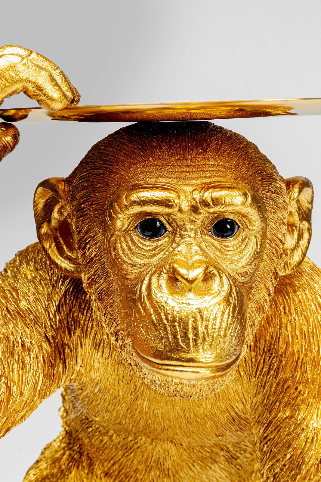 Goldene Deko-Figur eines Schimpansen-Butlers, der ein Tablett hält, Frontalansicht