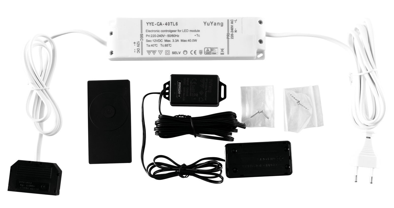 Funkfernbedienungs-Set bestehend aus einem elektronischen Steuergerät, einer Fernbedienung, Kabeln und Montagematerial, aus der Vogelperspektive fotografiert.