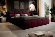 Modern gestoffeerd bed in een stijlvolle slaapkamer, zijaanzicht