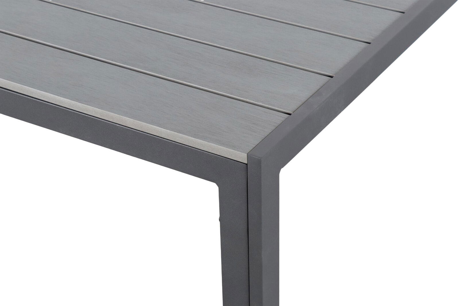 Nahaufnahme eines Gartentisches mit grauer Tischplatte und Metallrahmen, Perspektive von der Ecke.