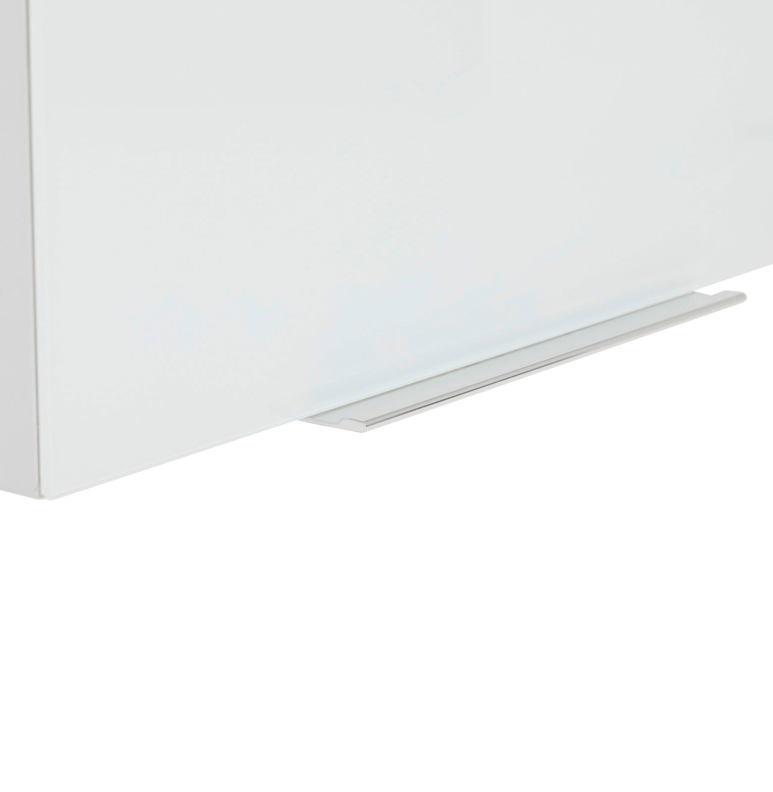 Nahaufnahme eines weißen Aufsatzschranks mit silbernem Griff, seitliche Perspektive