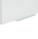 Nahaufnahme eines weißen Aufsatzschranks mit silbernem Griff, seitliche Perspektive