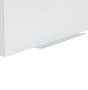 Nahaufnahme eines weißen Aufsatzschranks mit silbernem Griff, seitliche Perspektive