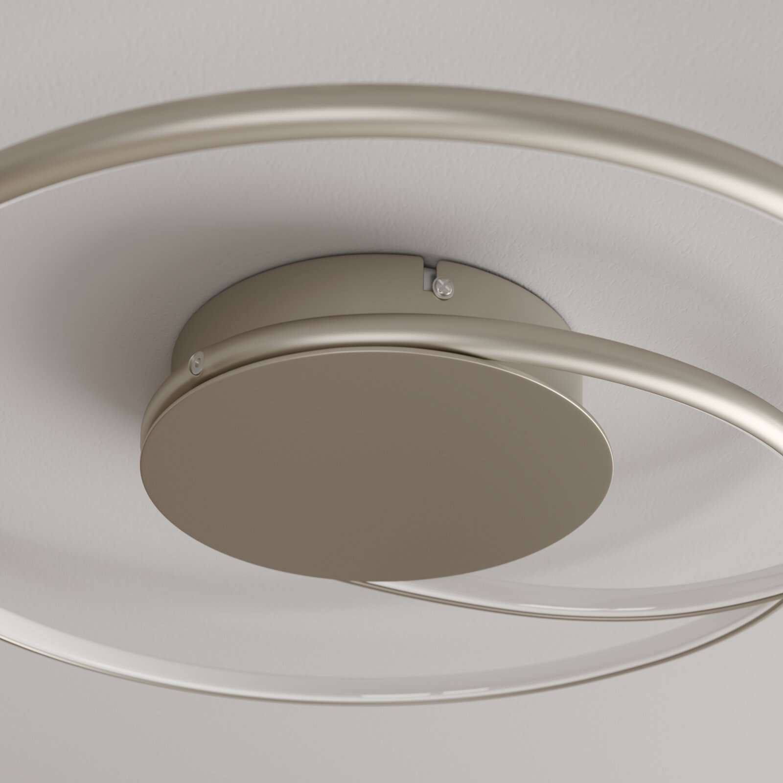 Moderne runde LED-Deckenleuchte mit ringförmigem Lichtkörper in Nickel-/Champagneroptik, Nahaufnahme von unten in leichter Untersicht an weißer Decke