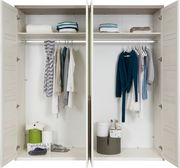 Offener 4-türiger Drehtürenschrank mit Kleidung, Schuhen und Aufbewahrungsboxen, frontal betrachtet.