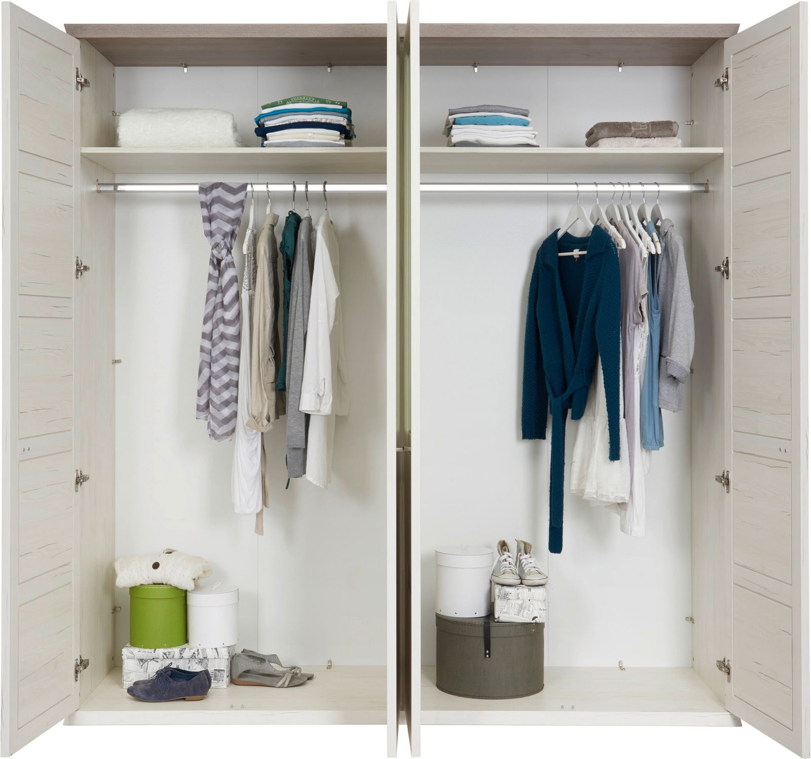 Offener 4-türiger Drehtürenschrank mit Kleidung, Schuhen und Aufbewahrungsboxen, frontal betrachtet.