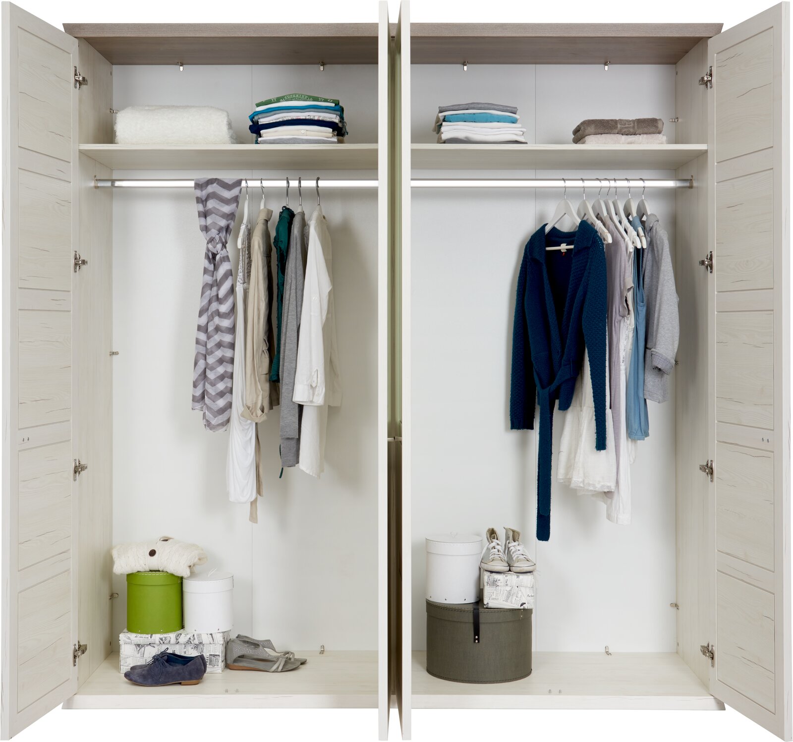 Hom´in Drehtürenschrank 4-türig CAMRON Offener 4-türiger Drehtürenschrank mit Kleidung, Schuhen und Aufbewahrungsboxen, frontal betrachtet.