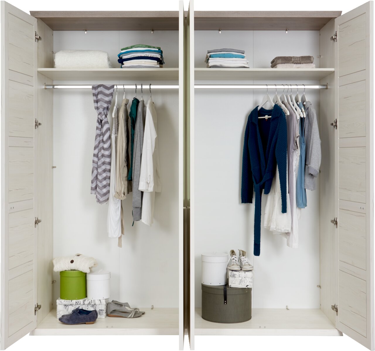 Hom´in Drehtürenschrank 4-türig CAMRON Offener 4-türiger Drehtürenschrank mit Kleidung, Schuhen und Aufbewahrungsboxen, frontal betrachtet.