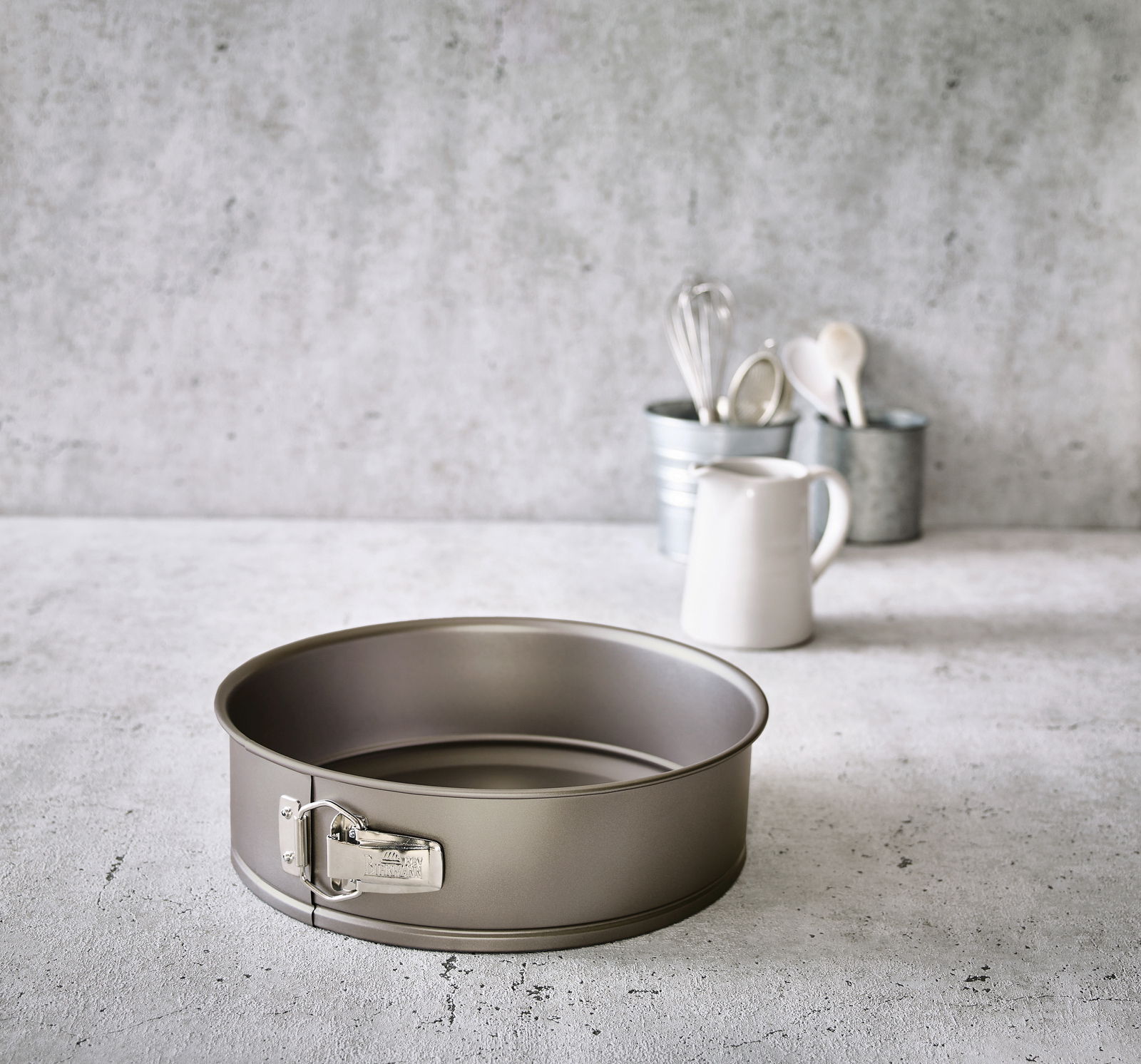 Birkmann Springform BASIC BAKING Springform mit einem Durchmesser von 28 cm, seitliche Perspektive, auf einer Küchenarbeitsplatte platziert.
