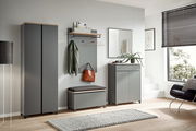 Moderne Garderobeneinrichtung in Grau mit Schuhschrank, Dielenschrank, Spiegel und Sitzbank, seitliche Perspektive.