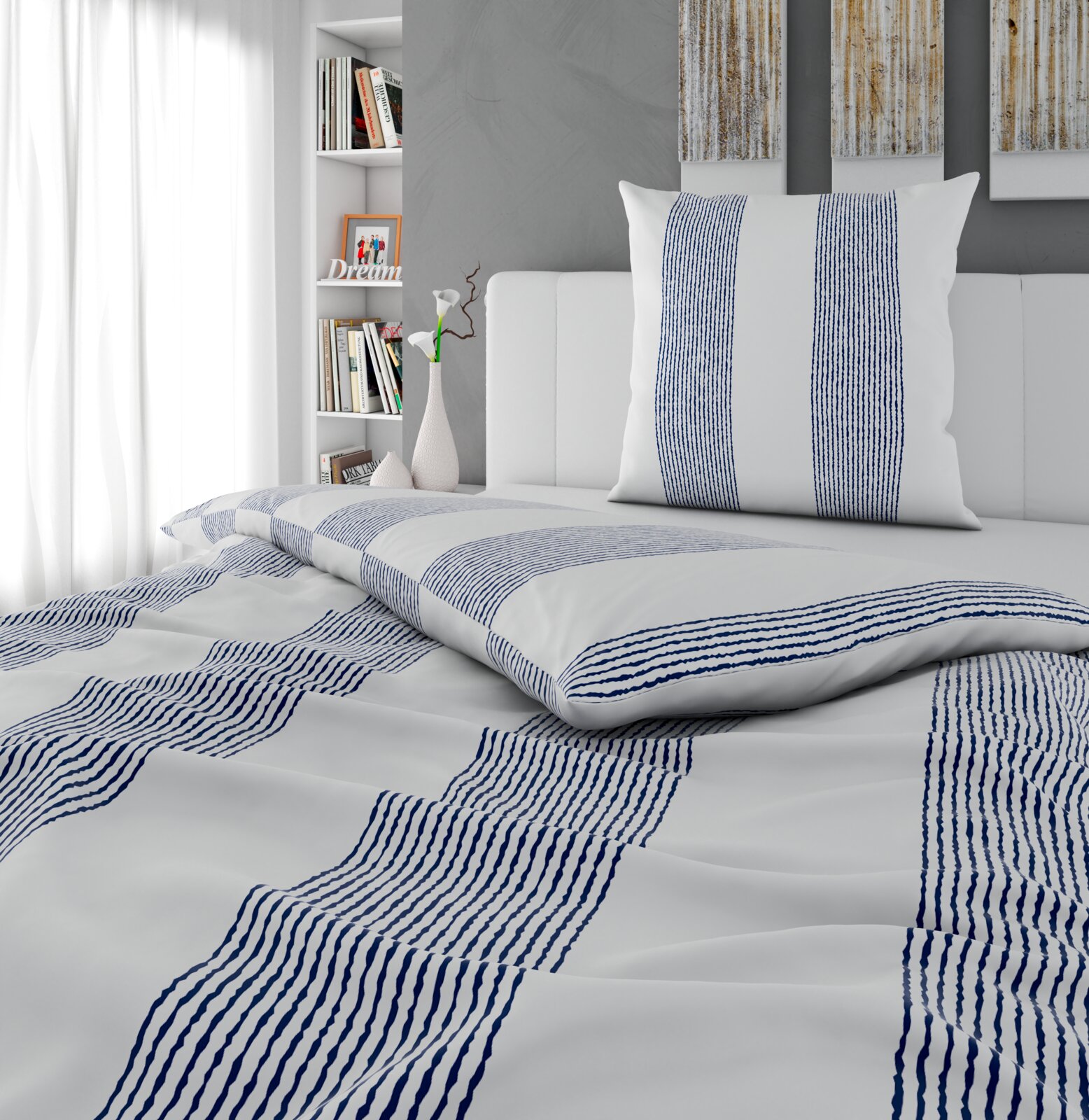 Novel Satin Bettwäsche 135/200cm MAREEN MARINE Weißes Bettwäsche-Set mit blauem Streifenmuster, Kissen und Decke auf einem Bett im modernen Schlafzimmer, Perspektive: leicht schräg von vorne in Nahaufnahme