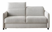 Frontale Ansicht eines modernen, hellgrauen Schlafsofas mit klaren Linien und minimalistischen Armlehnen.