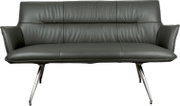 Dunkelgraues 3-Sitzer-Sofa aus Lederoptik mit gepolsterter Rückenlehne, breiten Armlehnen und schrägen Metallbeinen, freigestellt auf weißem Hintergrund, Frontansicht.